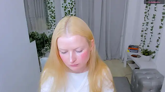 Snapshot of Laly_Peach chatting on May 2026 11:07:01 AM Laly Peach online show from May 2026 11:07:01 AM