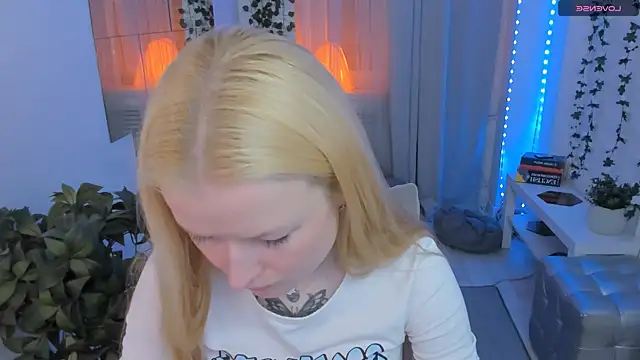 Snapshot of Laly_Peach chatting on June 2026 11:57:01 AM Laly Peach online show from June 2026 11:57:01 AM