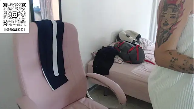 Snapshot of moon_cat85 chatting on February 2025 04:37:02 PM moon cat85 online show from February 2025 04:37:02 PM