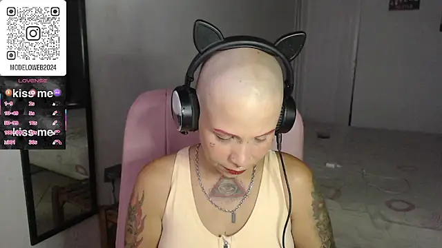 Snapshot of moon_cat85 chatting on March 2025 10:04:02 PM moon cat85 online show from March 2025 10:04:02 PM