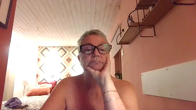 GrannyChrissy68 online show from December 2025 04:01:02 PM