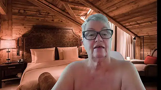 GrannyChrissy68 online show from December 2025 10:25:01 PM
