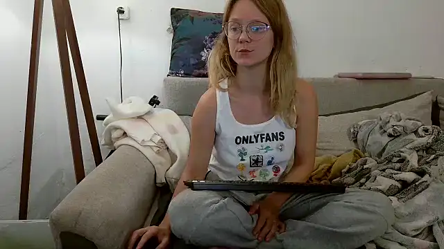 little-leni online show from September 2025 08:47:02 PM