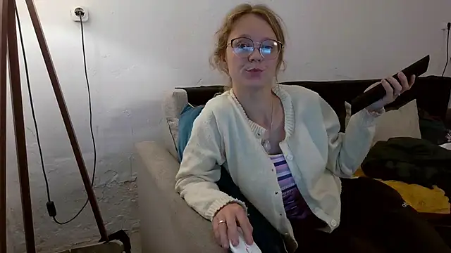 Snapshot of little-leni chatting on June 2026 07:16:02 PM little-leni online show from June 2026 07:16:02 PM