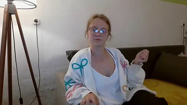 Snapshot of little-leni chatting on June 2026 08:14:02 PM little-leni online show from June 2026 08:14:02 PM