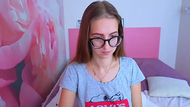 Snapshot of AliceAdams chatting on October 2025 06:45:01 AM AliceAdams online show from October 2025 06:45:01 AM