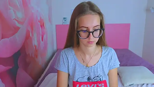 Snapshot of AliceAdams chatting on October 2025 06:43:01 AM AliceAdams online show from October 2025 06:43:01 AM