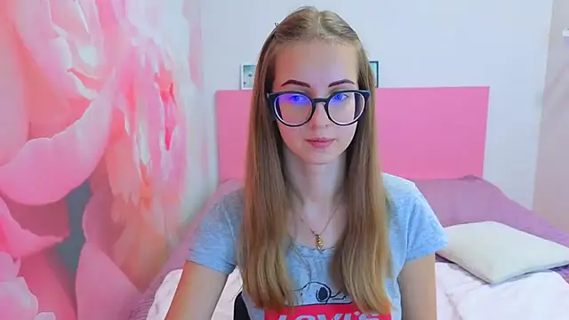 Snapshot of AliceAdams chatting on November 2025 08:33:02 AM AliceAdams online show from November 2025 08:33:02 AM