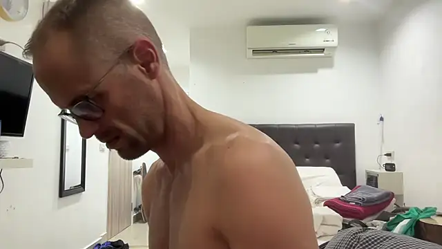 Snapshot of CamCrestXXX chatting on December 2024 11:11:01 AM CamCrestXXX online show from December 2024 11:11:01 AM