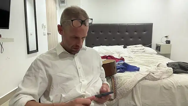 Snapshot of CamCrestXXX chatting on December 2024 04:33:01 AM CamCrestXXX online show from December 2024 04:33:01 AM