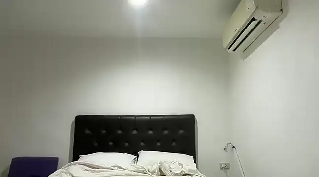 Snapshot of CamCrestXXX chatting on January 2025 06:18:02 AM CamCrestXXX online show from January 2025 06:18:02 AM