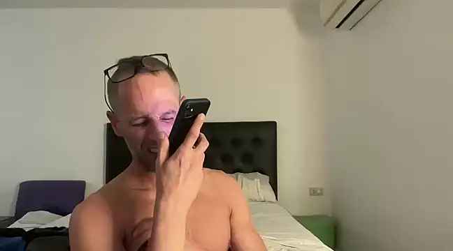 Snapshot of CamCrestXXX chatting on January 2025 08:00:02 AM CamCrestXXX online show from January 2025 08:00:02 AM