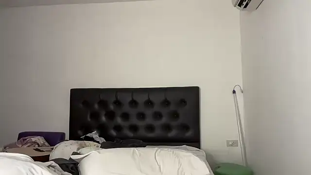 Snapshot of CamCrestXXX chatting on January 2025 03:33:02 AM CamCrestXXX online show from January 2025 03:33:02 AM