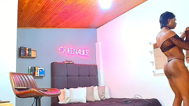 Snapshot of queenaliice chatting on February 2026 07:18:01 PM queenaliice online show from February 2026 07:18:01 PM