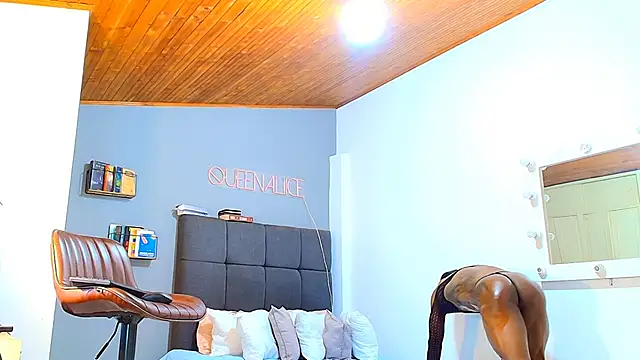 Snapshot of queenaliice chatting on February 2026 11:22:02 AM queenaliice online show from February 2026 11:22:02 AM