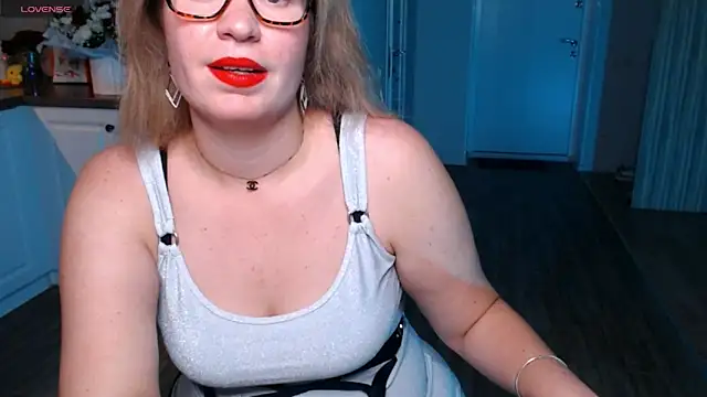 Snapshot of HotTiffani chatting on September 2025 03:23:01 PM HotTiffani online show from September 2025 03:23:01 PM