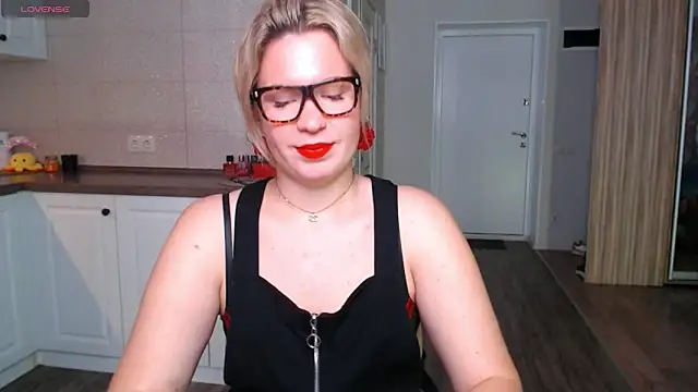 Snapshot of HotTiffani chatting on September 2025 09:45:02 AM HotTiffani online show from September 2025 09:45:02 AM