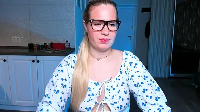 Snapshot of HotTiffani chatting on October 2025 06:03:02 AM HotTiffani online show from October 2025 06:03:02 AM