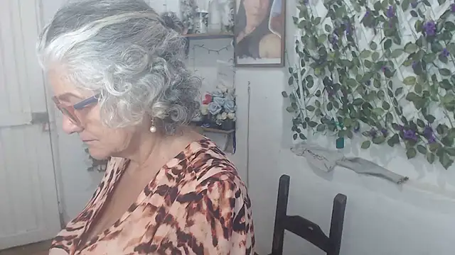 Snapshot of FunnyGrandma chatting on November 2025 02:01:02 AM FunnyGrandma online show from November 2025 02:01:02 AM