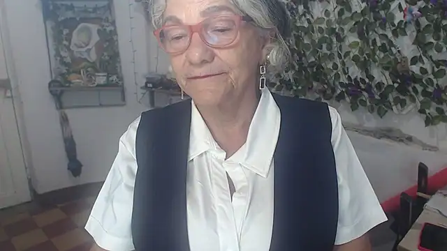 Snapshot of FunnyGrandma chatting on December 2025 12:49:02 AM FunnyGrandma online show from December 2025 12:49:02 AM