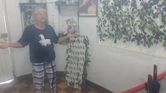 Snapshot of FunnyGrandma chatting on December 2025 05:00:01 PM FunnyGrandma online show from December 2025 05:00:01 PM