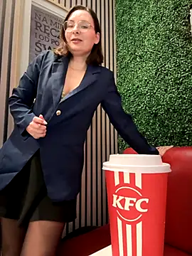 The Snowwhitee online show from October 2025 08:25:02 AM