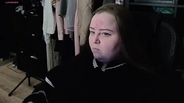 Snapshot of EMMA__CONNOR chatting on October 2025 12:01:02 AM EMMA CONNOR online show from October 2025 12:01:02 AM