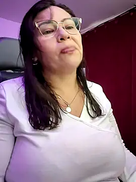 esmeralda milf online show from June 2026 08:28:01 PM
