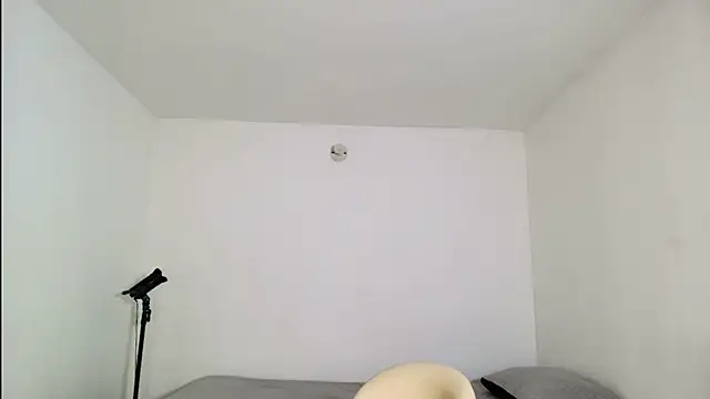 Snapshot of SARA_TS_FOX chatting on December 2025 01:44:02 AM SARA TS FOX online show from December 2025 01:44:02 AM