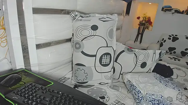 Snapshot of yina-rosse chatting on June 2026 08:51:01 PM yina-rosse online show from June 2026 08:51:01 PM