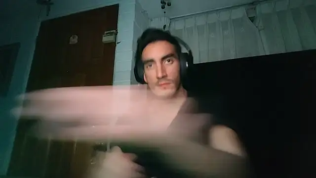 Snapshot of TommyMomentum chatting on December 2025 05:55:02 AM TommyMomentum online show from December 2025 05:55:02 AM