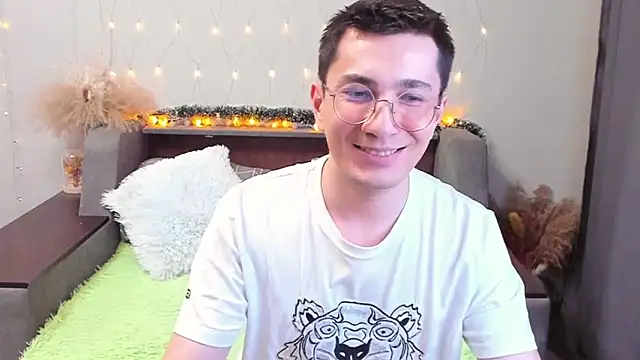 Yumi steve online show from February 2025 08:33:02 PM