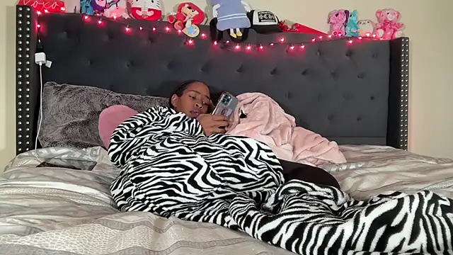 Snapshot of Cum2Charm chatting on October 2025 02:56:02 PM Cum2Charm online show from October 2025 02:56:02 PM