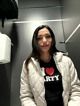 Snapshot of _MiaQueen_ chatting on October 2025 09:45:01 PM  MiaQueen  online show from October 2025 09:45:01 PM