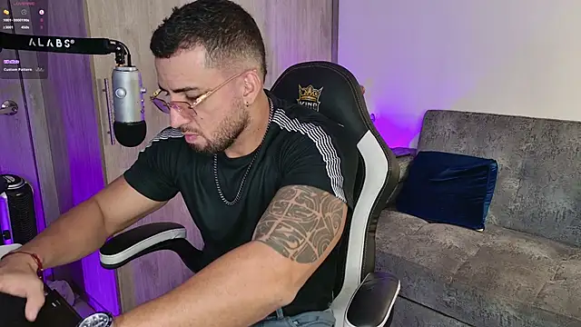 Snapshot of mr_david_cox chatting on February 2025 01:15:02 AM mr david cox online show from February 2025 01:15:02 AM