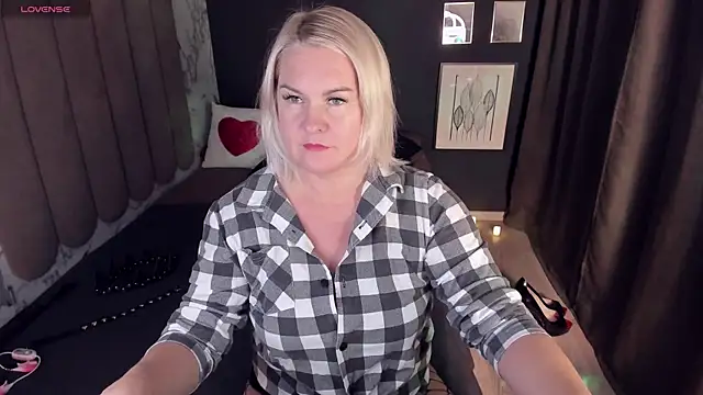 YolandaKiss online show from October 2025 07:26:01 PM