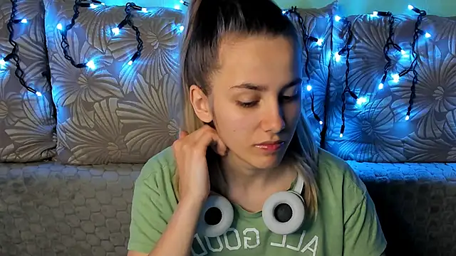 MaggieCake online show from December 2025 03:11:01 AM