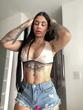 Snapshot of LaraHenao chatting on January 2025 12:52:01 PM LaraHenao online show from January 2025 12:52:01 PM