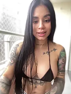 Snapshot of LaraHenao chatting on January 2025 12:58:01 PM LaraHenao online show from January 2025 12:58:01 PM