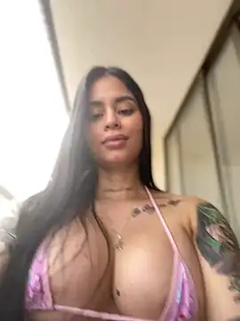 Snapshot of LaraHenao chatting on February 2025 01:22:01 PM LaraHenao online show from February 2025 01:22:01 PM