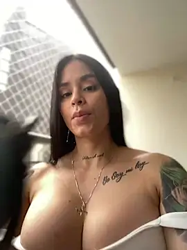 Snapshot of LaraHenao chatting on February 2025 01:06:01 PM LaraHenao online show from February 2025 01:06:01 PM