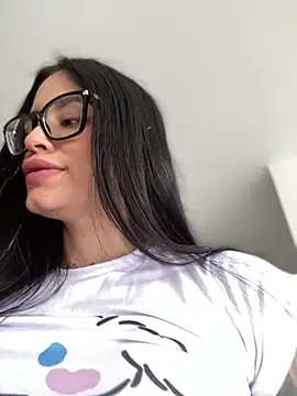 Snapshot of LaraHenao chatting on March 2025 01:06:02 PM LaraHenao online show from March 2025 01:06:02 PM