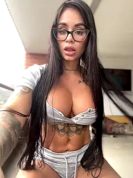 Snapshot of LaraHenao chatting on November 2025 04:25:01 PM LaraHenao online show from November 2025 04:25:01 PM