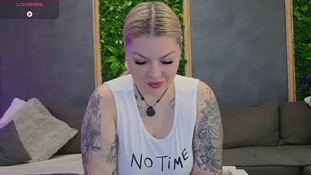 Snapshot of Raven_Luna chatting on May 2026 04:07:01 AM Raven Luna online show from May 2026 04:07:01 AM