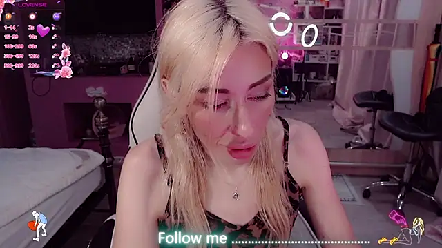 AnnieGOld  online show from August 2026 11:14:01 PM