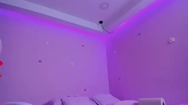 Snapshot of bella_adams_ chatting on January 2025 12:59:01 AM bella adams online show from January 2025 12:59:01 AM