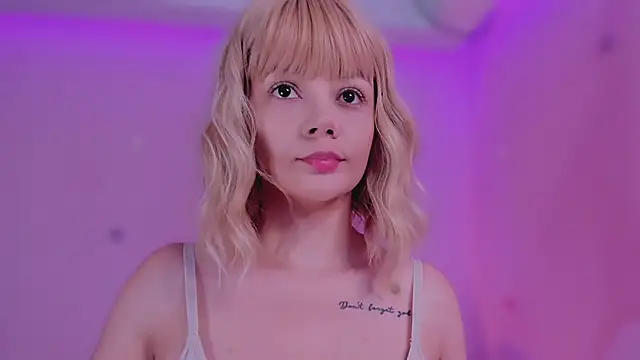 Snapshot of bella_adams_ chatting on February 2025 07:52:02 PM bella adams online show from February 2025 07:52:02 PM