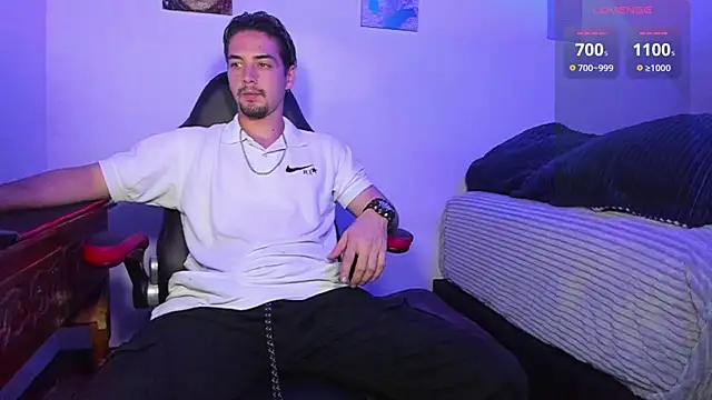 Snapshot of Alex_smith00 chatting on January 2025 11:21:02 PM Alex smith00 online show from January 2025 11:21:02 PM