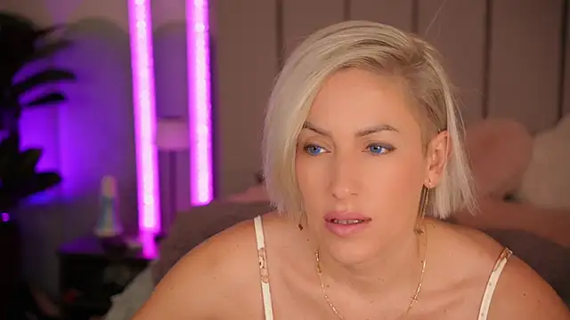 Snapshot of VickySecret96 chatting on November 2025 05:45:03 PM VickySecret96 online show from November 2025 05:45:03 PM