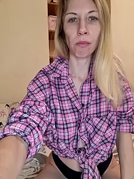 Snapshot of MissisMilk chatting on January 2025 08:00:01 PM MissisMilk online show from January 2025 08:00:01 PM